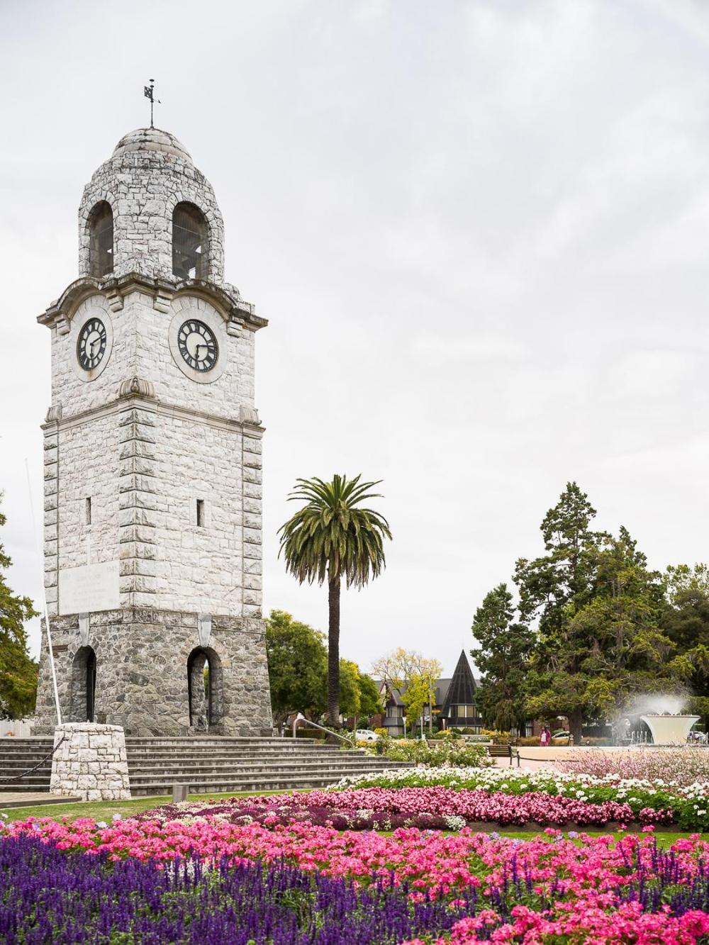 Carnmore Chateau Marlborough Blenheim Exterior foto The clock tower at the centre of the square