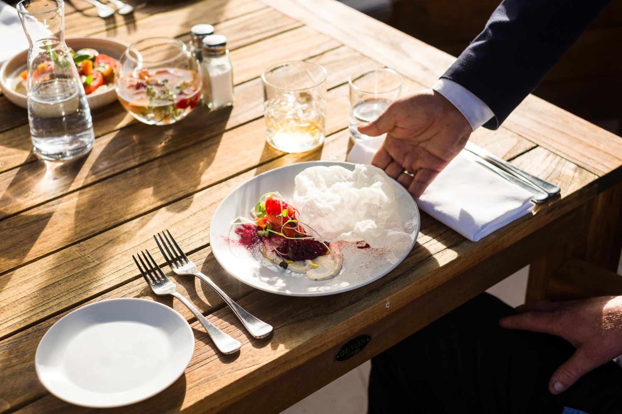 Carnmore Chateau Marlborough Blenheim Exterior foto A waiter serving food