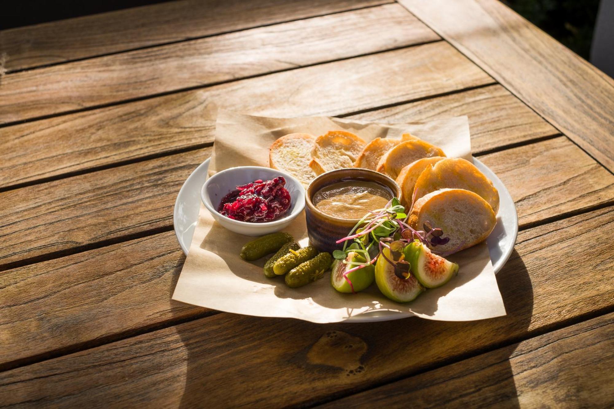 Carnmore Chateau Marlborough Blenheim Exterior foto A selection of pickles