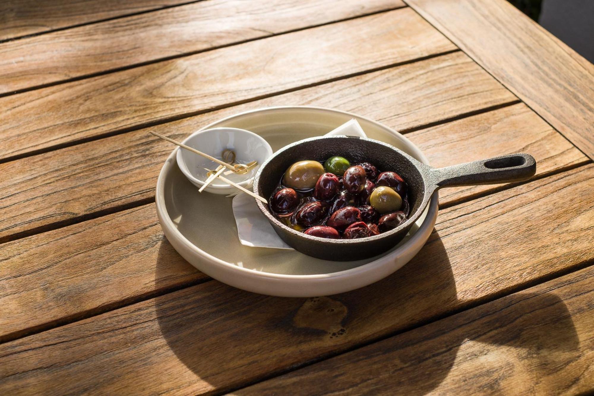 Carnmore Chateau Marlborough Blenheim Exterior foto A pan of olives